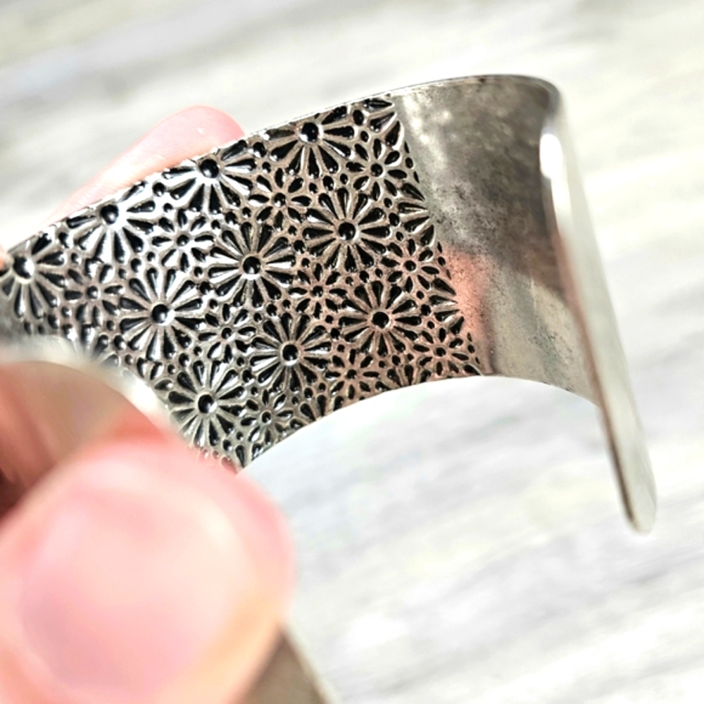 Boho Indie Dasiy Metal Cuff Bracelet - Picture 6 of 7